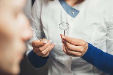 Lensler vizyon kontrol etmek için. göz doktoru hasta kalitesinden tanılar. Lensler üzerinde odak