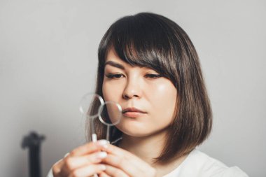 göz doktoru lensler vizyonunu kontrol etmek için elinde tutar. Vizyon düzeltme Kliniği.