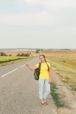 Öğrenci kız otostop Avrupa çevresinde