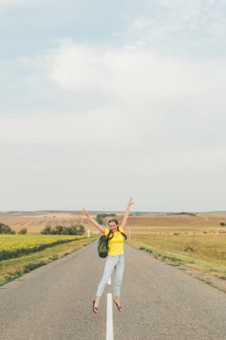 Kızıl saçlı Genç kız yolda bir araba bekliyor