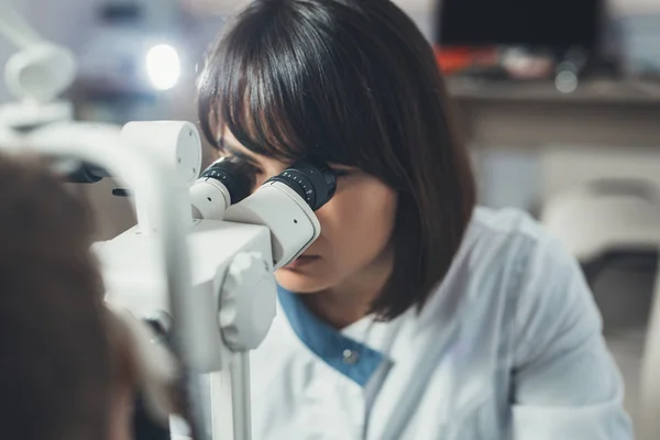 Doutor Cientista Olhando Através Microscópio Experiência Científica Hipótese — Fotografia de Stock