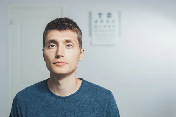 Junger Mann Einem Empfang Augenarzt Kopierraum — Stockfoto