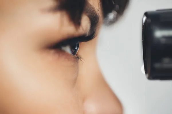 Kobieta Lekarz Okulista Patrząc Okular Okulistyka Zbliżenie Poziomo — Zdjęcie stockowe