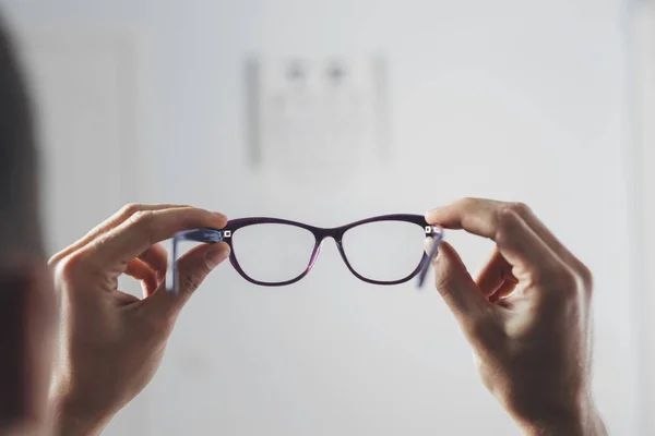 Pacjent Trzyma Okulary Dla Wizji Wizja Badania Szpitalu Skupić Się — Zdjęcie stockowe