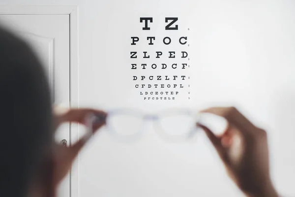 Patiënt Leest Tabel Als Wilt Controleren Van Visie Het Ziekenhuis — Stockfoto