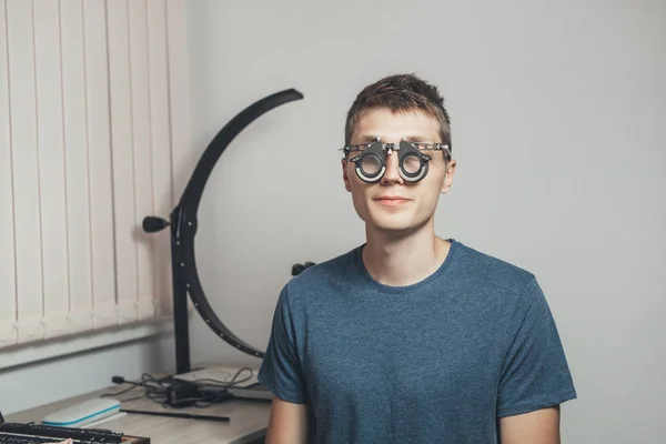 Patient Masculin Porter Des Lunettes Pour Correction Vue Hôpital Examen — Photo