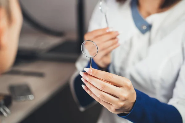 Oftalmólogo Selecciona Lentes Para Paciente Hospital Clínica Examen —  Fotos de Stock