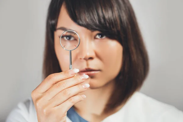 Medico Oftalmologo Con Lenti Controllare Vista Del Paziente Concentrarsi Sulla — Foto Stock