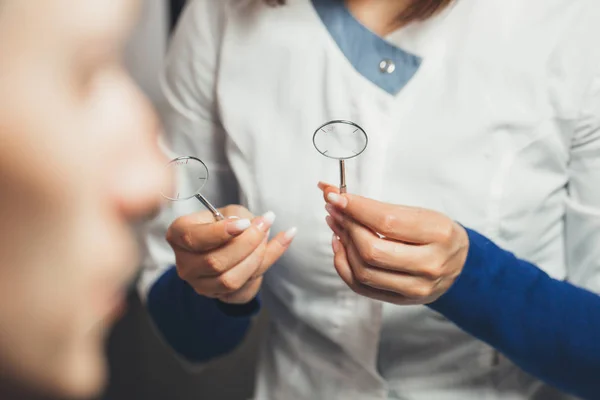 Lentes Para Comprobar Visión Oftalmólogo Diagnostica Hipermetropía Del Paciente Enfoque —  Fotos de Stock