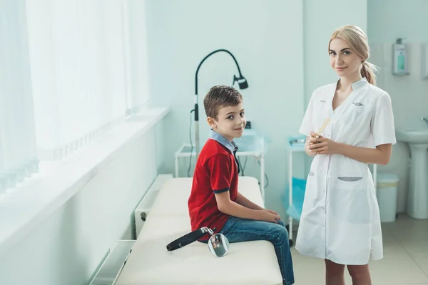 Kinderen Kno Arts Onderzoekt Jongen Keel Preventie Van Kinderziekten — Stockfoto