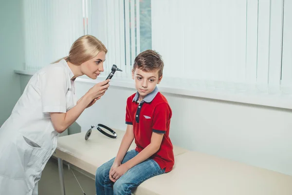 Çocuk Oğlu Doktor Çocuğun Kulaklarını Inceliyor Çocuk Hastalıklarının Önlenmesi Boşluk — Stok fotoğraf
