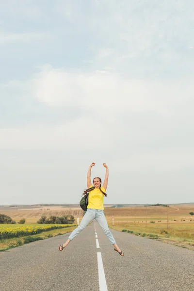 Jeune Fille Saute Sur Une Route Vide Été — Photo