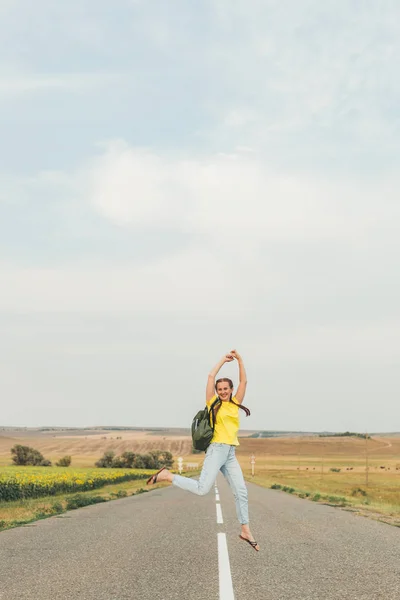 Jeune Fille Saute Sur Une Route Vide Été — Photo