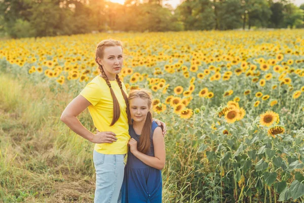 Young Mother Daughter Hitchhiking — Stock Photo, Image