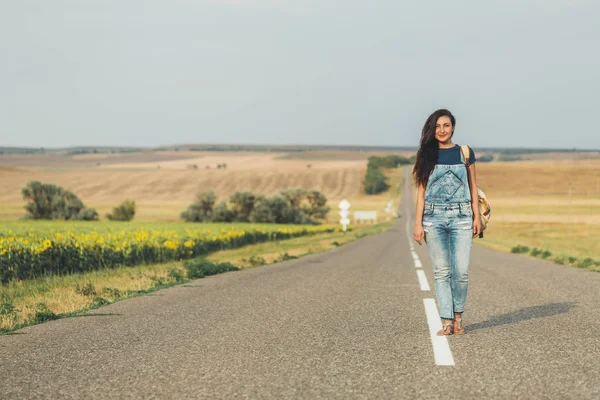 Étudiant Avec Sac Dos Est Sur Route Mode Vie Campagne — Photo