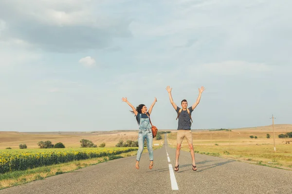 Jeune Couple Homme Une Femme Sauter Joie Sur Route Aventure — Photo