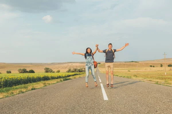 Jeune Couple Homme Une Femme Sauter Joie Sur Route Aventure — Photo