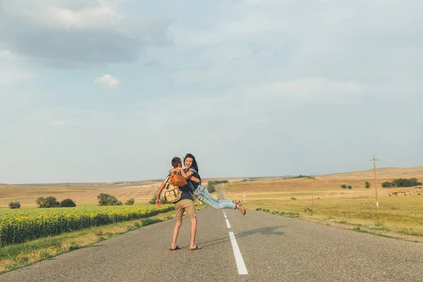 Guy Love Circling Girl Road Lifestyle Romance Love Travel Copy — Stock Photo, Image