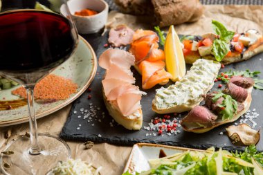 Sandviç tuzlanmış somon ve süzme peynir ile. Bruschetta çeşitli soslar ile