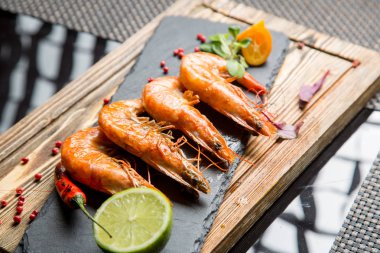 Haşlanmış Kral limon ve kireç ile karides. Bira snack.