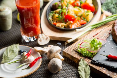 Lezzetli kızartma sebze ve et domates suyu ile. Bir bardak domates suyu.