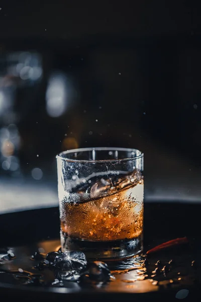 Cocktail Mescolato Bicchiere Liquido Muove Vetro Goccioline Spray Vetro — Foto Stock
