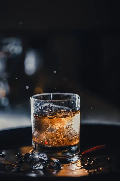 Cocktail Mescolato Bicchiere Liquido Muove Vetro Goccioline Spray Vetro — Foto Stock