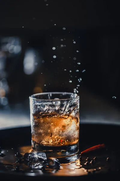 Cubetto Ghiaccio Cade Bicchiere Con Cocktail Coca Whisky Ghiaccio Fluido — Foto Stock