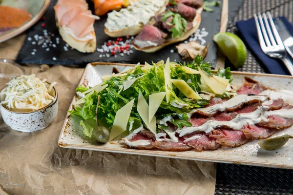Sandwiches Con Salmón Salado Requesón Bruschetta Con Varios Ingredientes — Foto de Stock