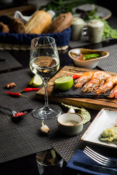 Copo Vinho Mesa Branco Com Uma Variedade Lanches Vinho Branco — Fotografia de Stock