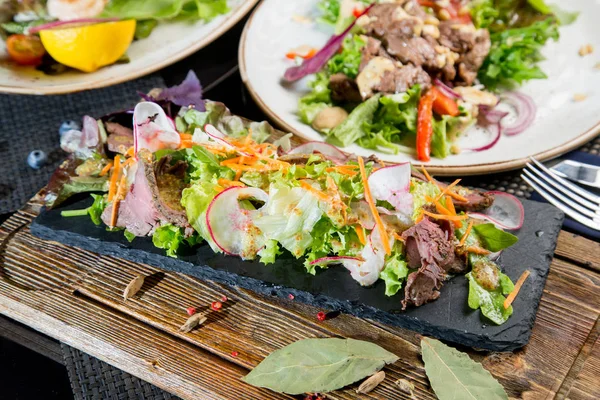 Hús Saláta Friss Zöldségekkel Táblázatot Amely Étteremben — Stock Fotó