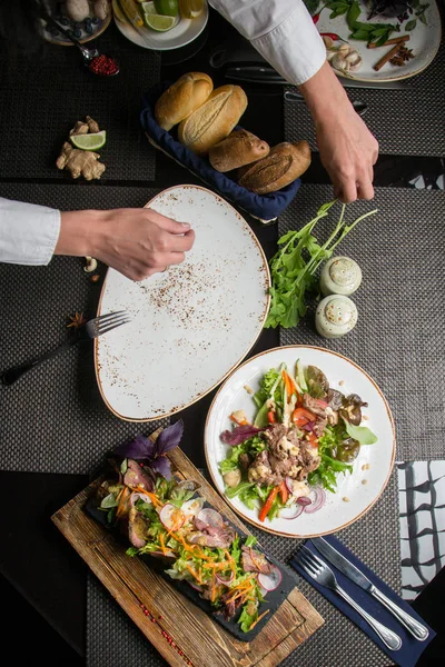 Las Manos Del Chef Sirven Mesa Banquetes Del Restaurante Concepto — Foto de Stock