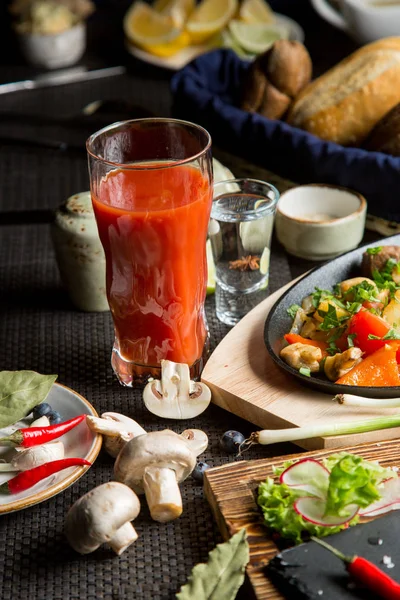 Assado Saboroso Legumes Carne Com Suco Tomate Sumo Tomate Copo — Fotografia de Stock