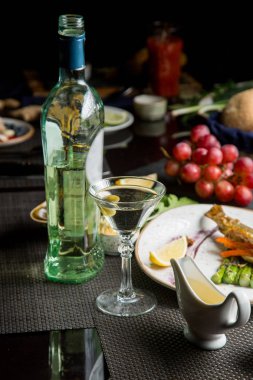 Martini cam şişe. Vermut için abur cubur. Aperatifler Mar için