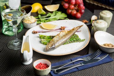 Kızarmış balık meze ve beyaz şarap ile. Kafkas mutfağı.