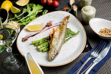 Kızarmış balık meze ve beyaz şarap ile. Kafkas mutfağı.