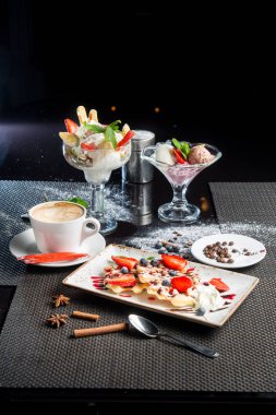 Çeşitli tatlılar: gözleme, dondurma, kahve, dondurma. Tatlı snack