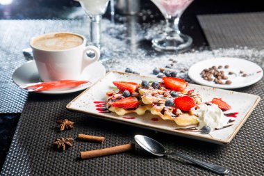 Beyaz tatlılar. Tatlı. Waffle, kahve, krem, şeker.