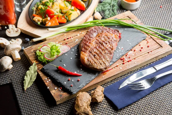 Großes Frittiertes Rindersteak Gemüse Einem Georgischen Restaurant Braten Georgische Küche — Stockfoto