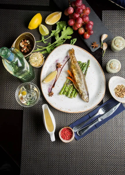 Pescado frito con aperitivos y vino blanco. Cocina caucásica . —  Fotos de Stock