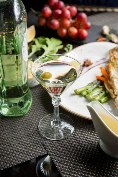 Un vaso Martini con una botella. Snacks para vermut. Snacks para Mar — Foto de Stock