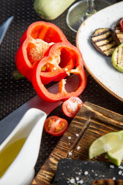 salatası malzemeler: taze kırmızı biber, domates, patlıcan