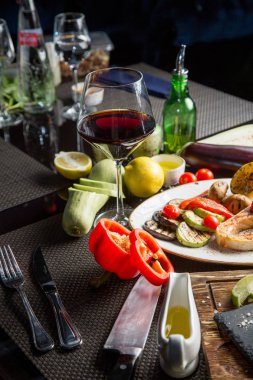 kuru kırmızı şarap güzel bir cam bardak. Gürcü mutfağı. Gürcü şarap.