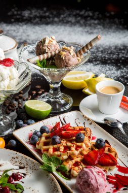 tatlı Viyana şurubu ve sos ile waffle. Taze meyve ve ber