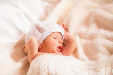 Yeni doğan esniyor, çocuk beyaz bir battaniye var yalan söylüyor. kopya alanı metin için