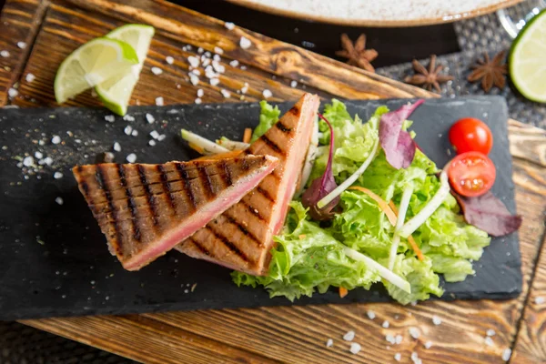 Rántott Hús Darabokat Sertés Marha Törökország Steak Grillezett Zöldségekkel — Stock Fotó