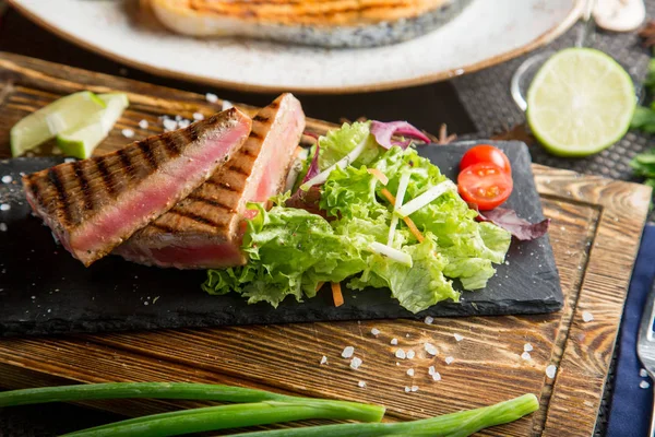 Gebratene Fleischstücke Schweinefleisch Rindfleisch Pute Steaks Mit Grillgemüse — Stockfoto