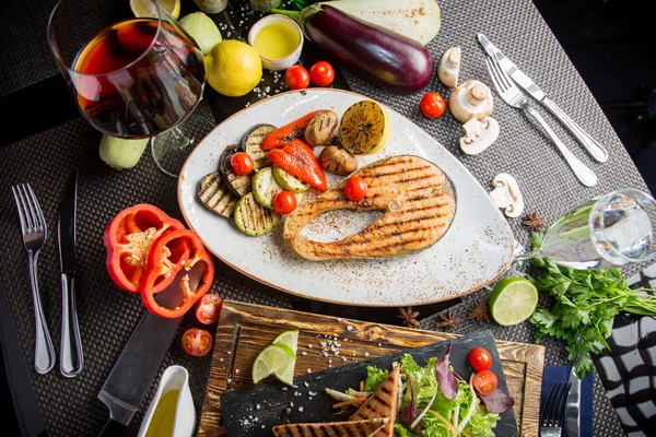 Grillezett Lazac Steak Sült Zöldség Cukkini Paradicsom Padlizsán Hagyma Paprika — Stock Fotó