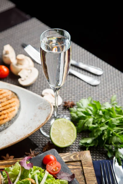 ガラスに辛口の白ワイン 美しいガラス テーブルの上のシャンパン ガラスに白のグルジア ワイン — ストック写真