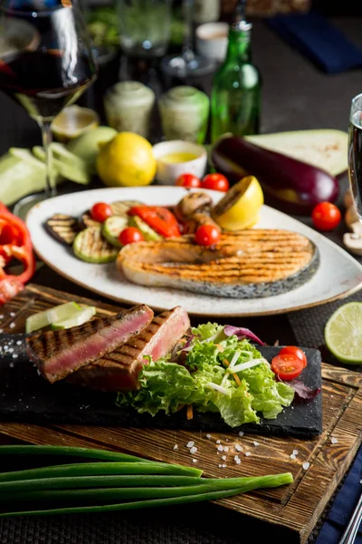 Filete Salmón Parrilla Verduras Fritas Calabacín Tomate Berenjena Cebolla Pimienta — Foto de Stock